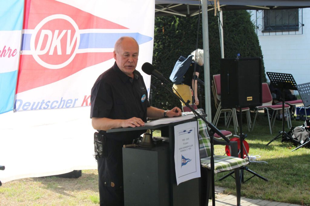 Der 1. Vorsitzende vom KWC, Gerd Schwarz, hält die Festrede